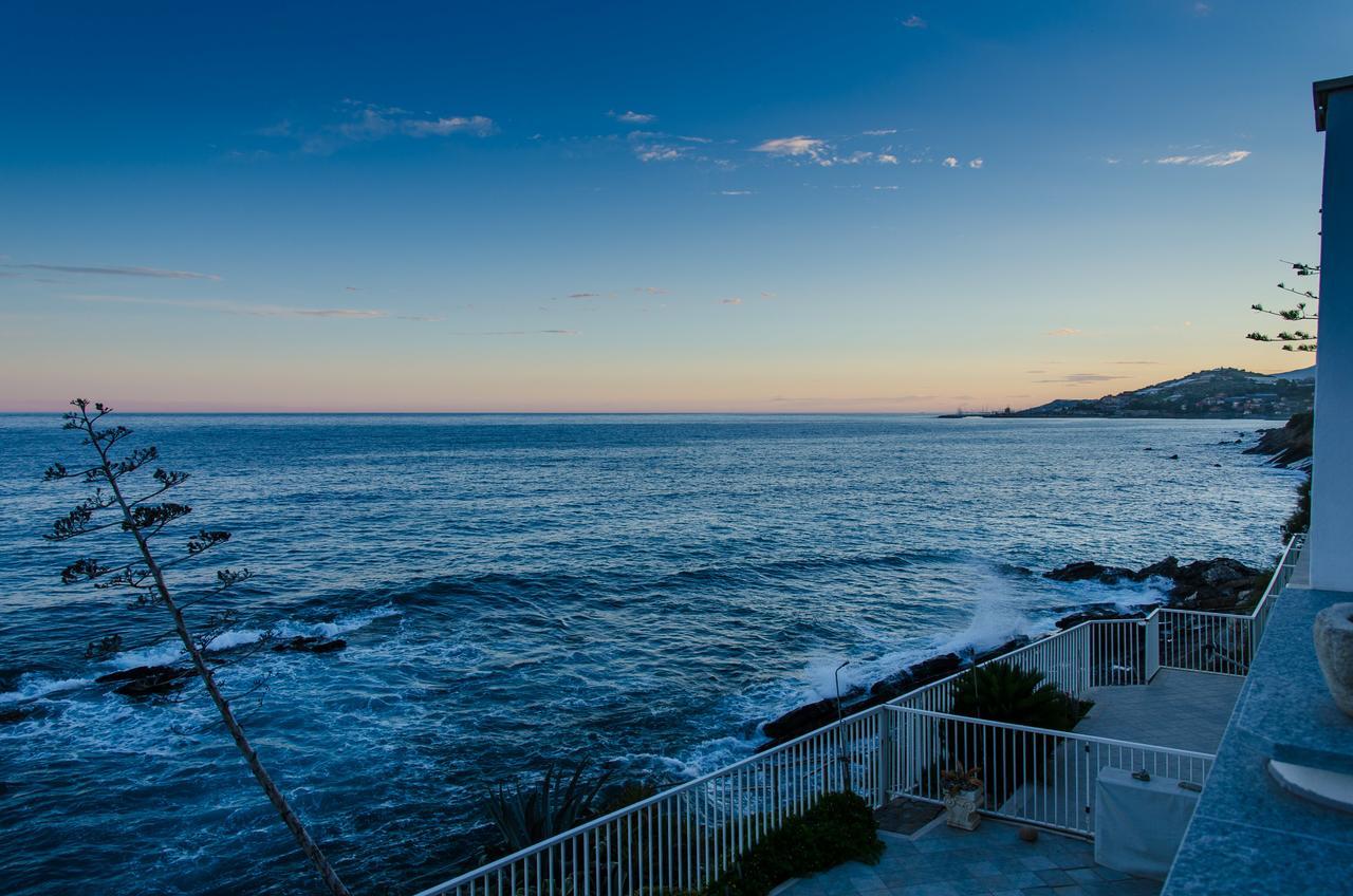 Seaside Holiday Apartment - Unique Location Cipressa Exterior photo
